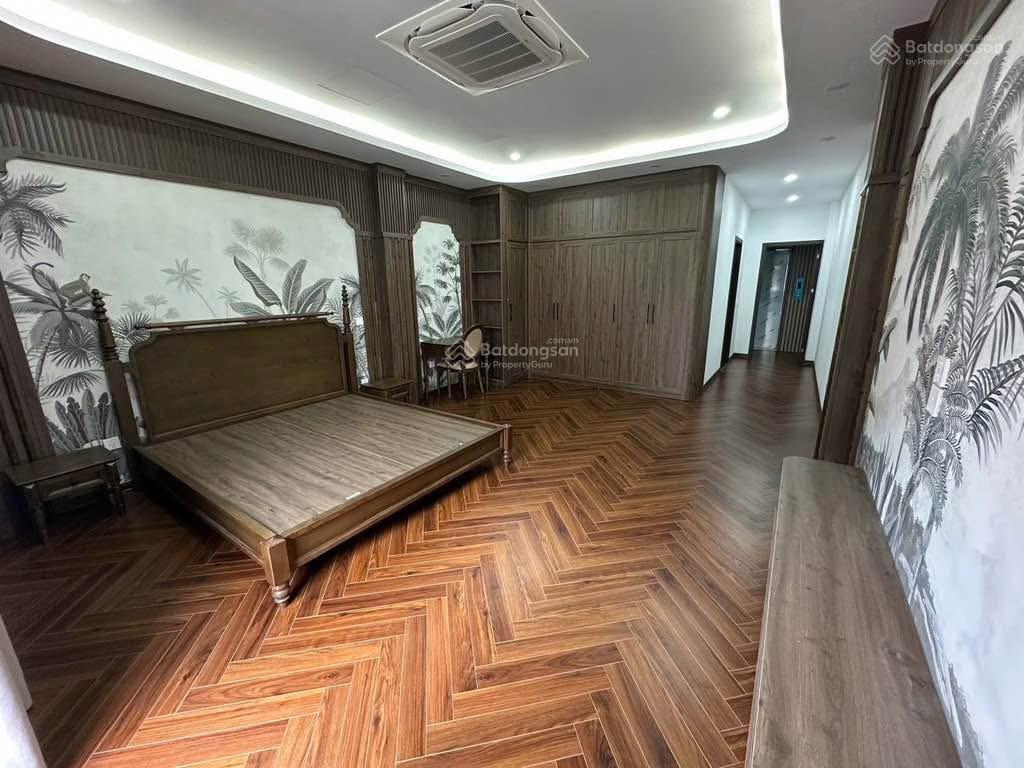 Bán nhà lâm hạ, khu vip long biên, 7 tầng 50m thang máy, ô tô 7 chỗ vào nhà, full nội thất.