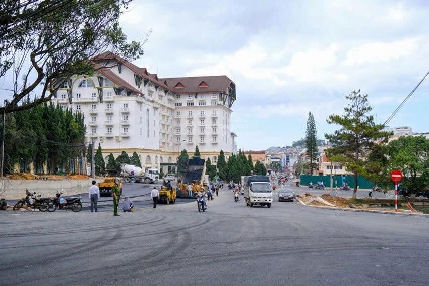 Chính chủ bán 1062m2 đất mặt tiền hoàng văn thụ. tp đà lạt. giá 69,5 tỷ thương lượng