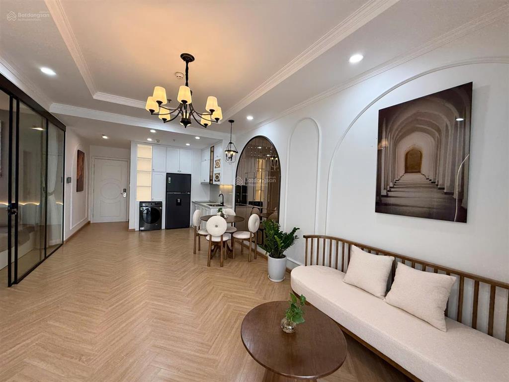 Bán 2pn có ban công, đặc biệt view sông hồng cầu vĩnh tuy thoáng đẹp, buổi tối lấp lánh ánh đèn
