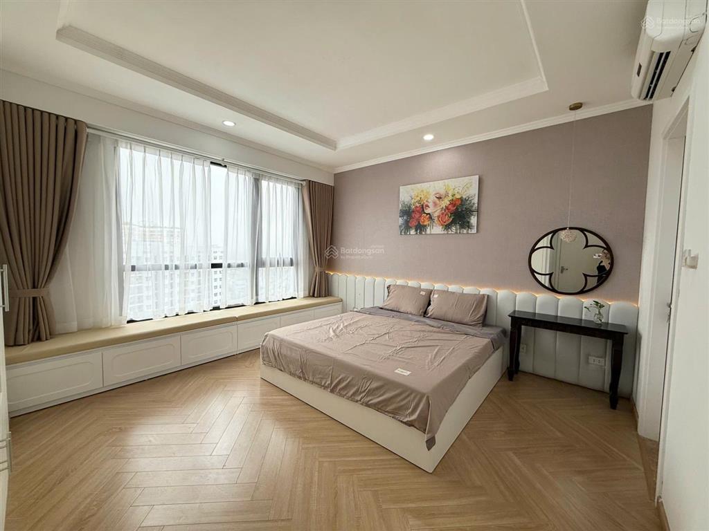Bán 2pn có ban công, đặc biệt view sông hồng cầu vĩnh tuy thoáng đẹp, buổi tối lấp lánh ánh đèn