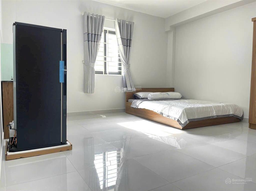 Chdv có cửa sổ trời mới full nội thất ngay công viên làng hoa