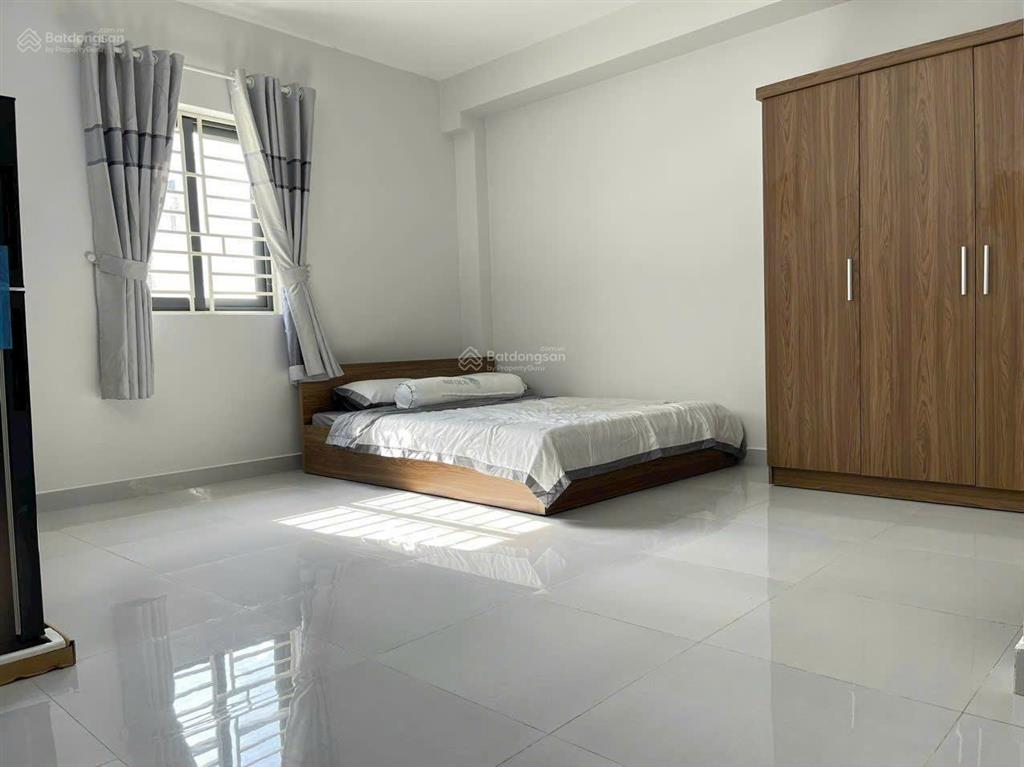 Chdv có cửa sổ trời mới full nội thất ngay công viên làng hoa