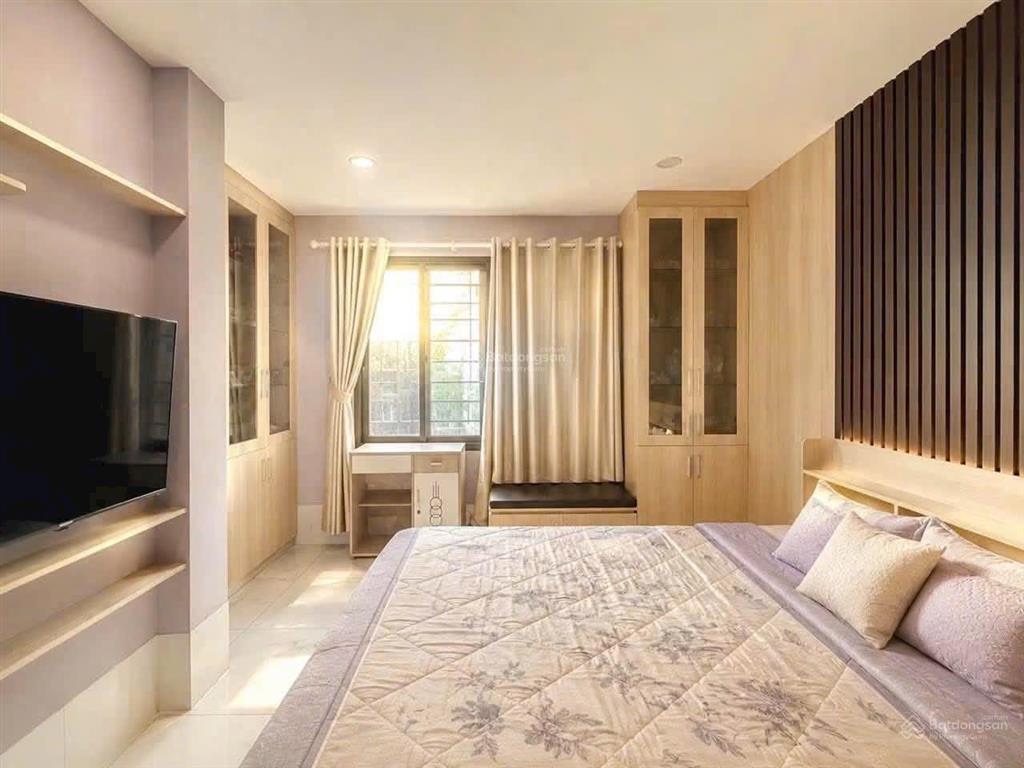 Bán nhà khu d, 5 tầng, thang máy, 5 phòng, hoàn công đủ, khu dân trí cao.