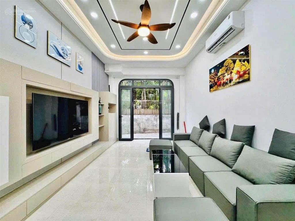 Bán nhà 4 tầng, gần ngã tư bình hoà, nhà mới 100%, tặng full nội thất ở ngay