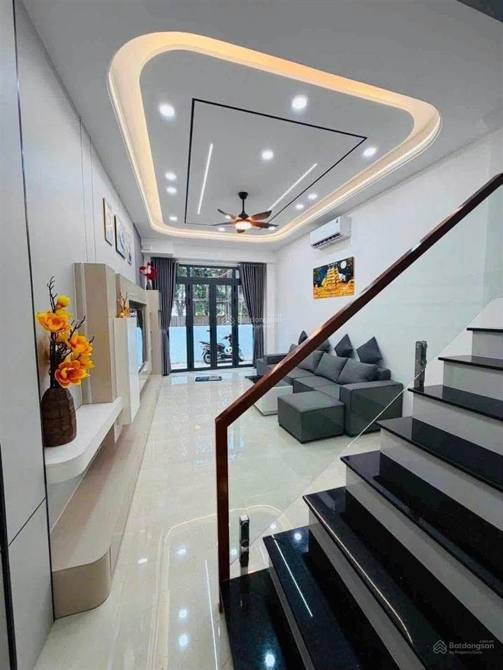 Bán nhà 4 tầng, gần ngã tư bình hoà, nhà mới 100%, tặng full nội thất ở ngay