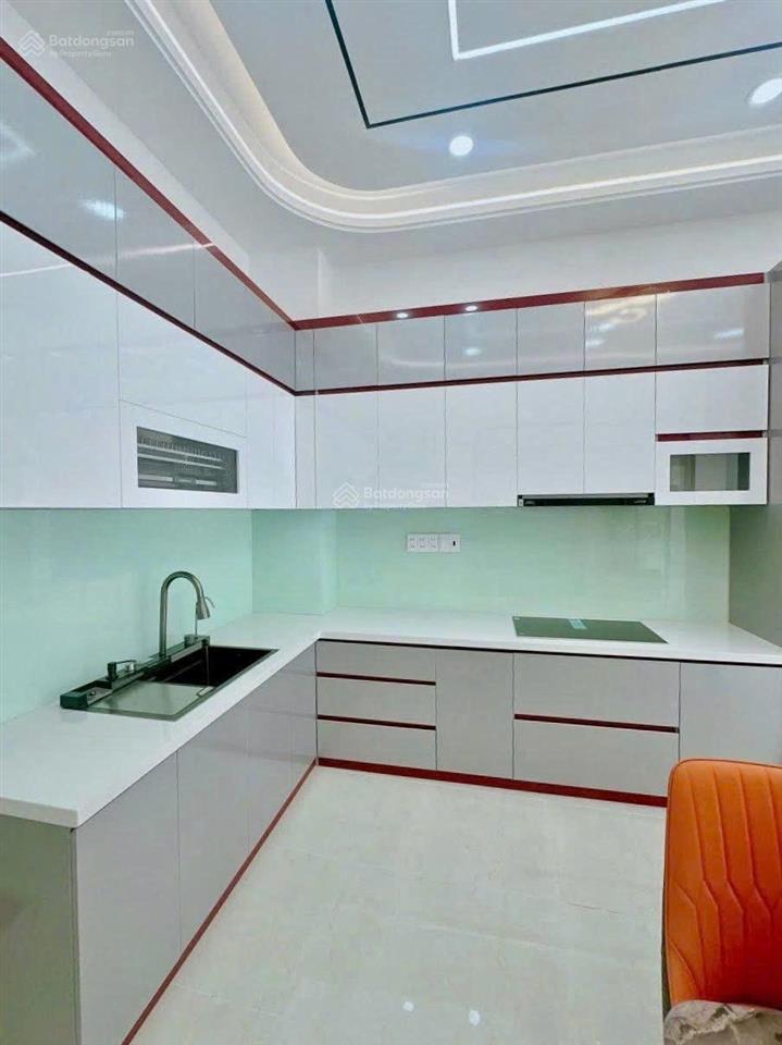 Bán nhà 4 tầng, gần ngã tư bình hoà, nhà mới 100%, tặng full nội thất ở ngay