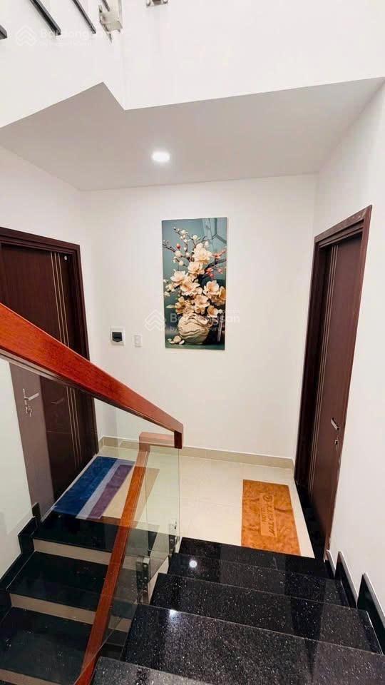 Bán nhà 4 tầng, gần ngã tư bình hoà, nhà mới 100%, tặng full nội thất ở ngay