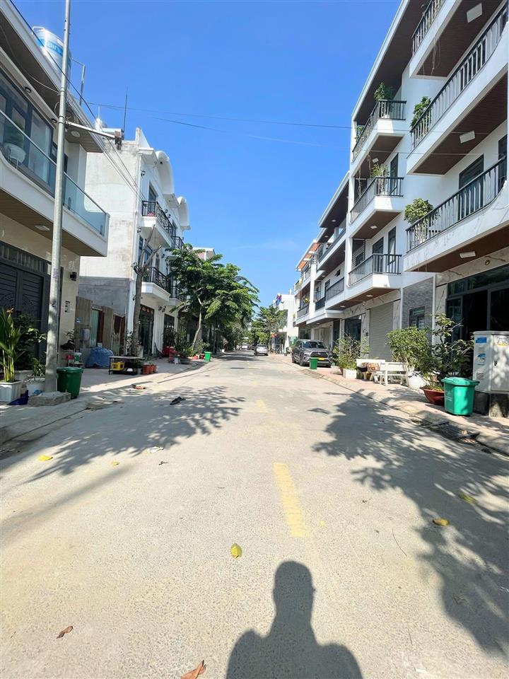 Hoa hồng 1% gủi a chị e nhận đủ ban nhà mới thạnh xuân đường 12 mét xây 2 lầu tặng full nội thất