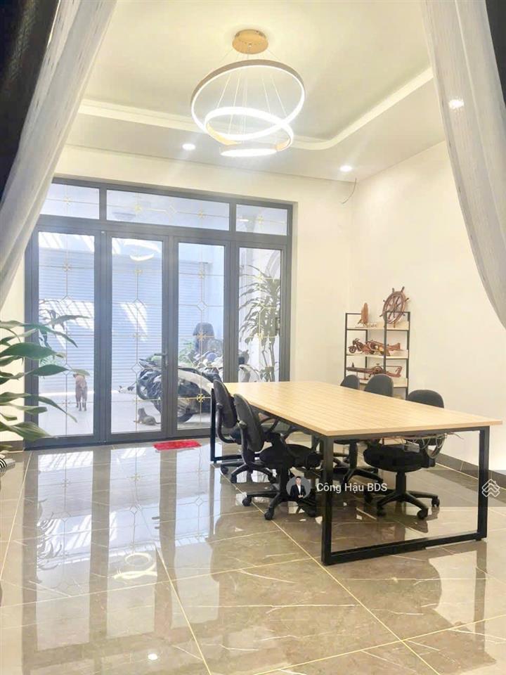 Nhà 3 tầng khu trung tâm. cách tttm bigc go! chỉ 5p. dt 143.2m2. đường 5m. giá 6.5 tỷ tl