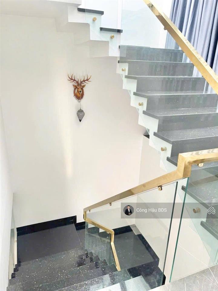 Nhà 3 tầng khu trung tâm. cách tttm bigc go! chỉ 5p. dt 143.2m2. đường 5m. giá 6.5 tỷ tl