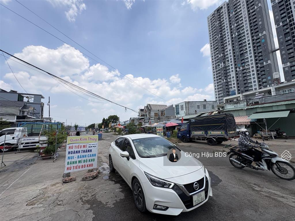 Hàng hot. bán nhà sát làng dhqg tphcm. dt 135m2 (6.8x 22). đường 4m. phù hợp xây chdv. giá 7.1 tỷ