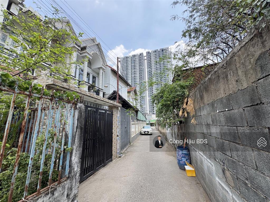 Hàng hot. bán nhà sát làng dhqg tphcm. dt 135m2 (6.8x 22). đường 4m. phù hợp xây chdv. giá 7.1 tỷ