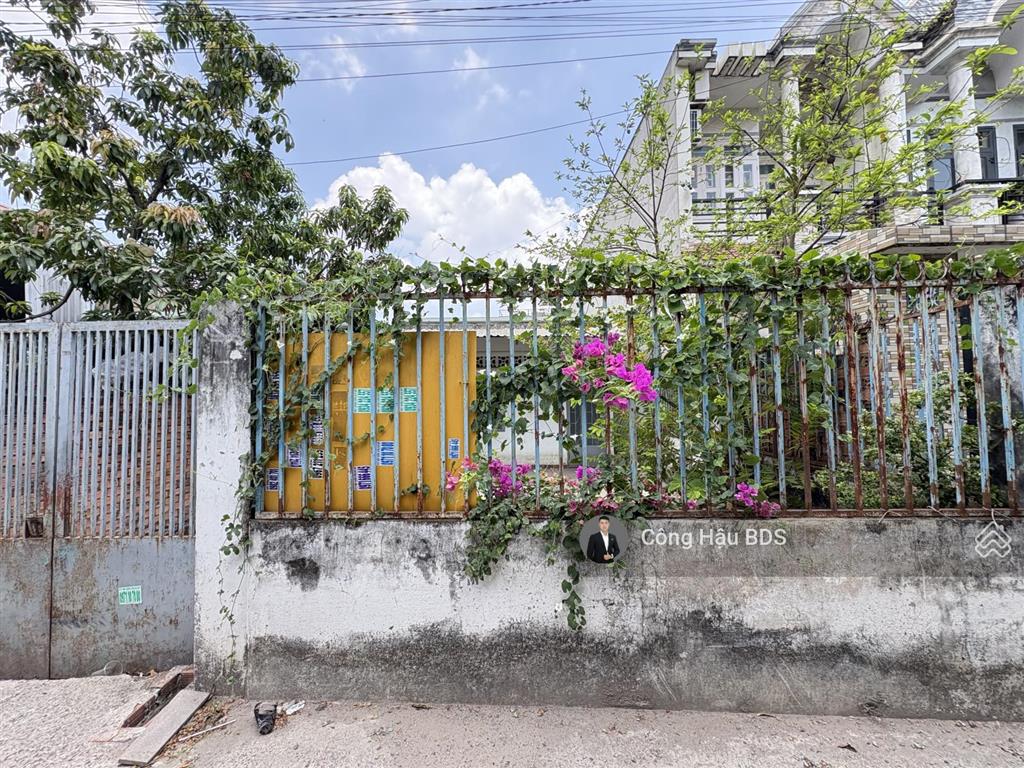 Hàng hot. bán nhà sát làng dhqg tphcm. dt 135m2 (6.8x 22). đường 4m. phù hợp xây chdv. giá 7.1 tỷ