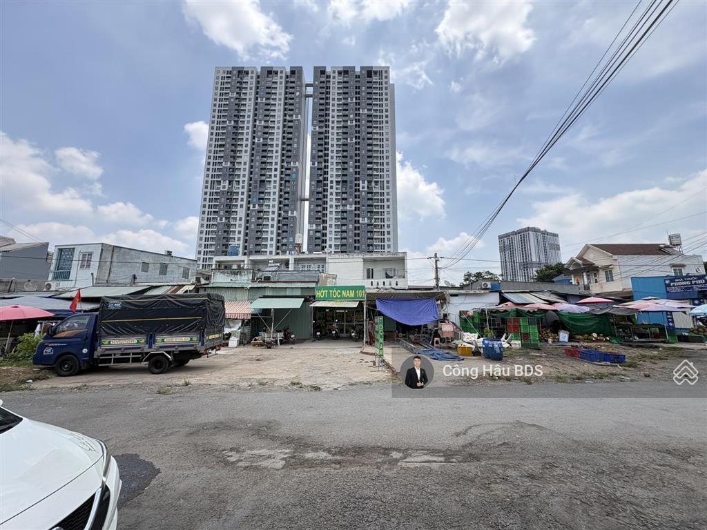 Hàng hot. bán nhà sát làng dhqg tphcm. dt 135m2 (6.8x 22). đường 4m. phù hợp xây chdv. giá 7.1 tỷ
