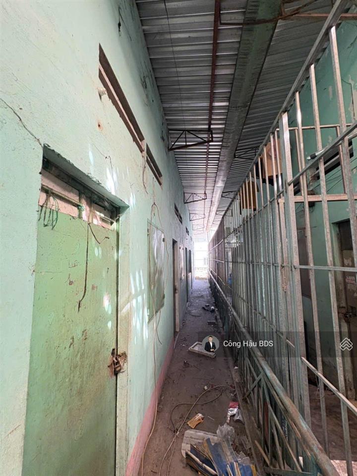 Tài sản gồm 1 kiot + 17 phòng trọ. sát kcn sóng thần. dt 150m2 (5x30m). đường 8m thông. giá 6.3tỷ