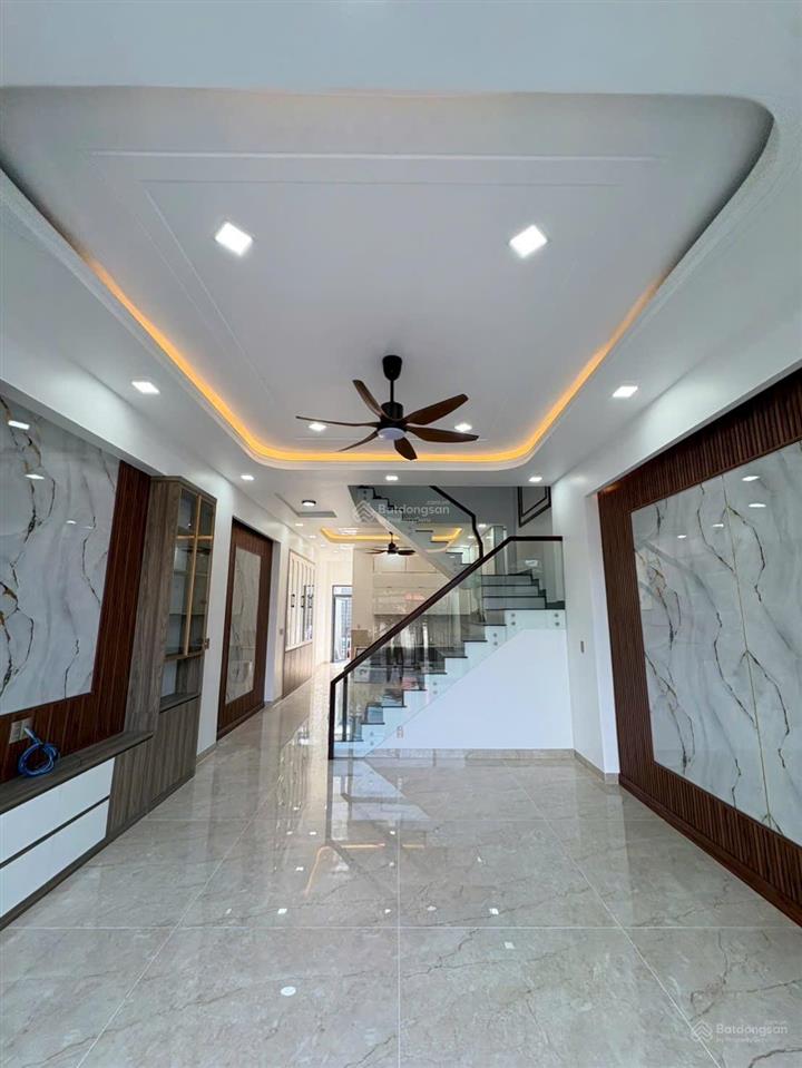 Nhà 3 tầng full nội thất, sổ hoàn công. gần tttm bigc go! dt 118.9m2. đường 6m. giá 7.95 tỷ tl