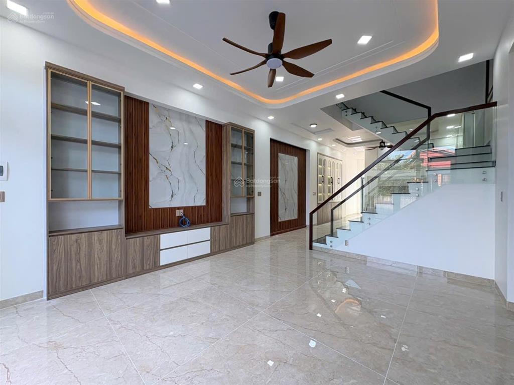 Nhà 3 tầng full nội thất, sổ hoàn công. gần tttm bigc go! dt 118.9m2. đường 6m. giá 7.95 tỷ tl