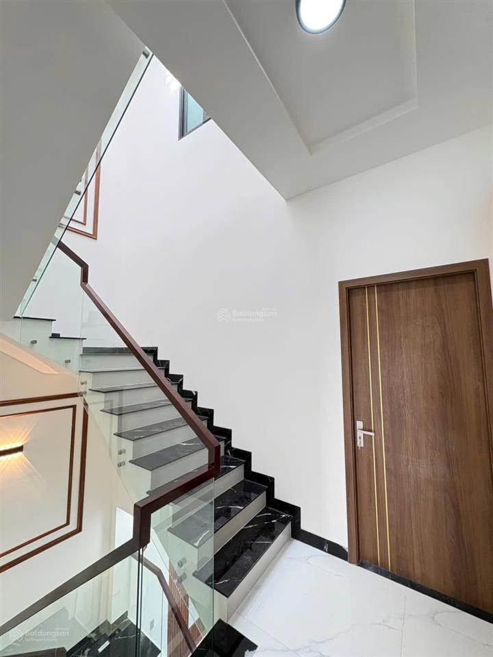 Nhà 3 tầng full nội thất, sổ hoàn công. gần tttm bigc go! dt 118.9m2. đường 6m. giá 7.95 tỷ tl
