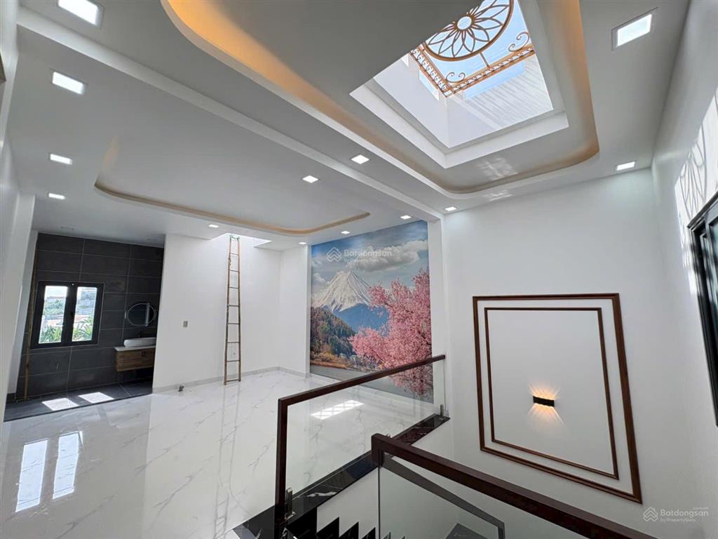 Nhà 3 tầng full nội thất, sổ hoàn công. gần tttm bigc go! dt 118.9m2. đường 6m. giá 7.95 tỷ tl