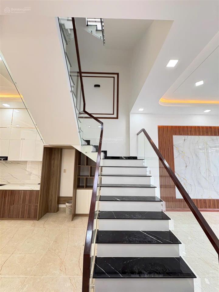 Nhà 3 tầng full nội thất, sổ hoàn công. gần tttm bigc go! dt 118.9m2. đường 6m. giá 7.95 tỷ tl