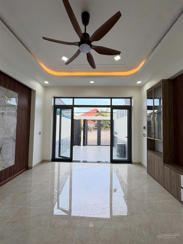 Nhà 3 tầng full nội thất, sổ hoàn công. gần tttm bigc go! dt 118.9m2. đường 6m. giá 7.95 tỷ tl