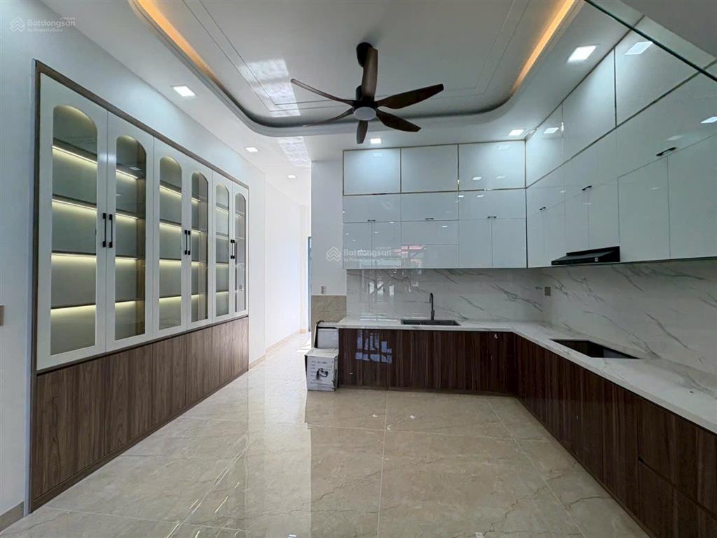 Nhà 3 tầng full nội thất, sổ hoàn công. gần tttm bigc go! dt 118.9m2. đường 6m. giá 7.95 tỷ tl