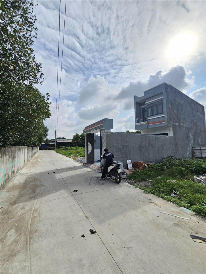 Nhà 2 tầng mới hoàn thiện. dt 90,8m2. 3pn  sân xe hơi. đường 5m. gần bệnh viện dĩ an. giá 4,2 tỷ