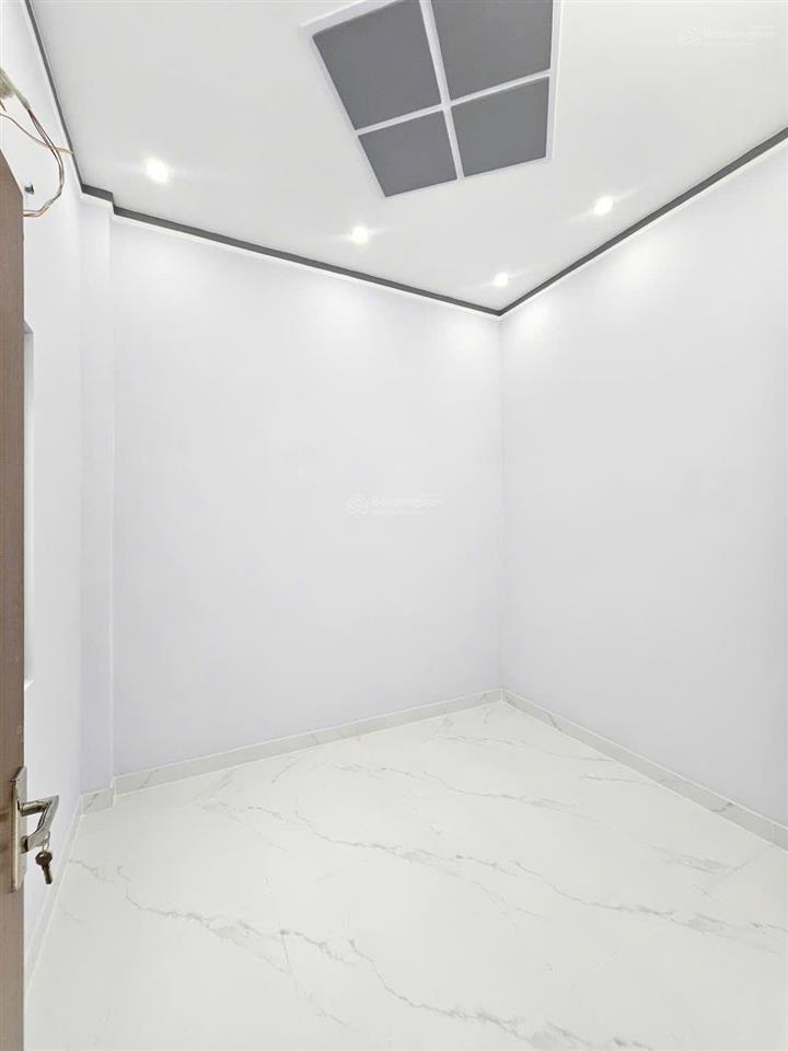 Nhà 2 tầng mới hoàn thiện. dt 90,8m2. 3pn  sân xe hơi. đường 5m. gần bệnh viện dĩ an. giá 4,2 tỷ