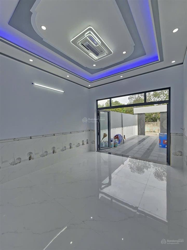 Nhà 2 tầng mới hoàn thiện. dt 90,8m2. 3pn  sân xe hơi. đường 5m. gần bệnh viện dĩ an. giá 4,2 tỷ