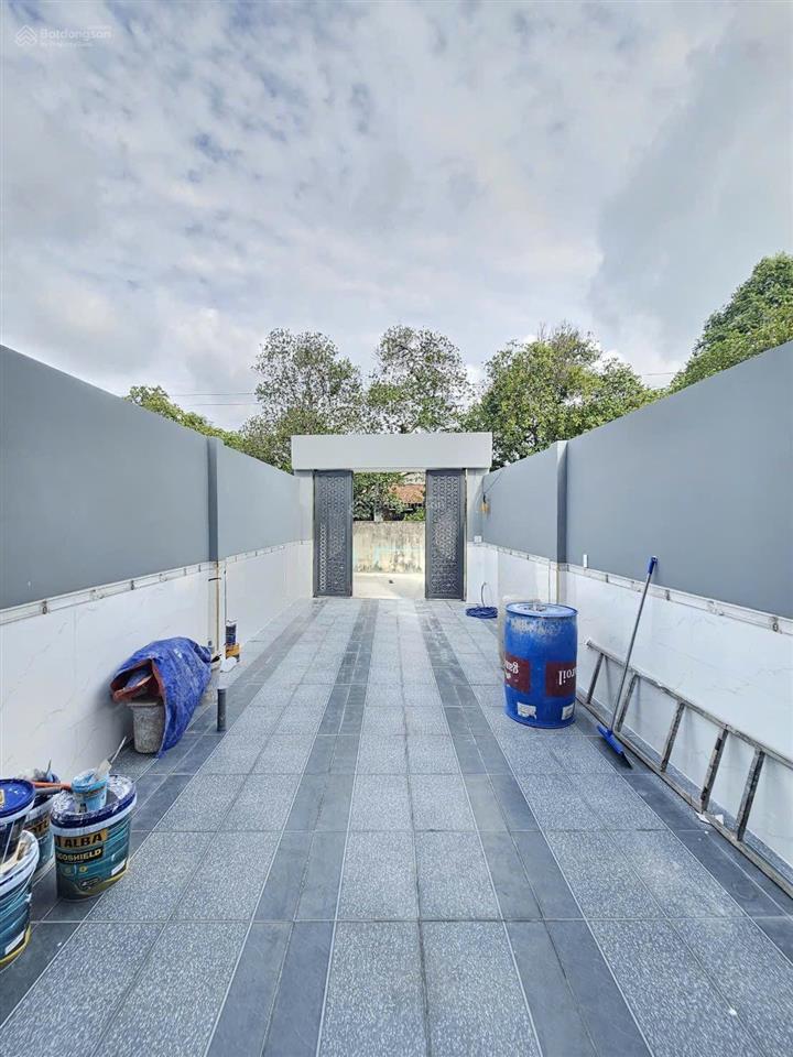 Nhà 2 tầng mới hoàn thiện. dt 90,8m2. 3pn  sân xe hơi. đường 5m. gần bệnh viện dĩ an. giá 4,2 tỷ