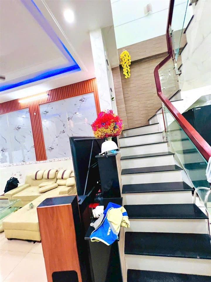 Nhà 2 tầng sát chợ đông hoà, gần tttm bigc go! dt 101m2 (4x 25m). gồm 3pn 3wc. sân xe hơi.