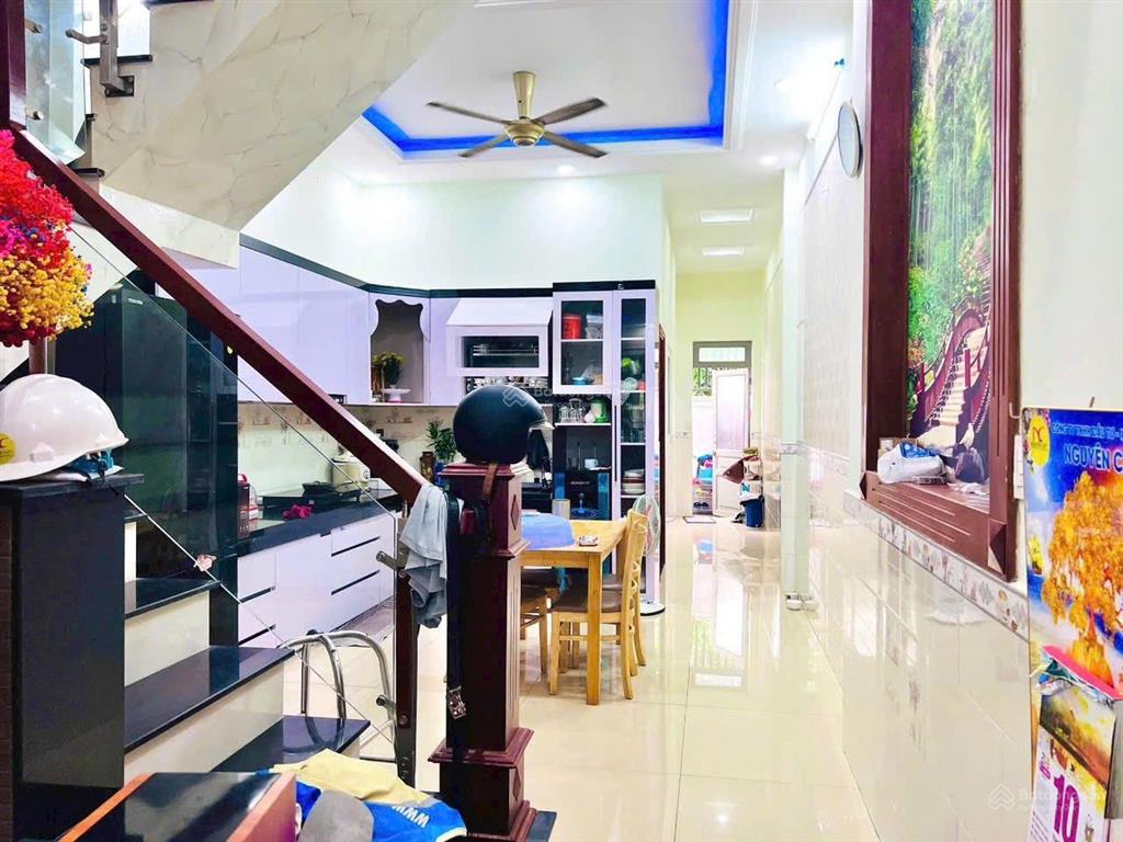 Nhà 2 tầng sát chợ đông hoà, gần tttm bigc go! dt 101m2 (4x 25m). gồm 3pn 3wc. sân xe hơi.