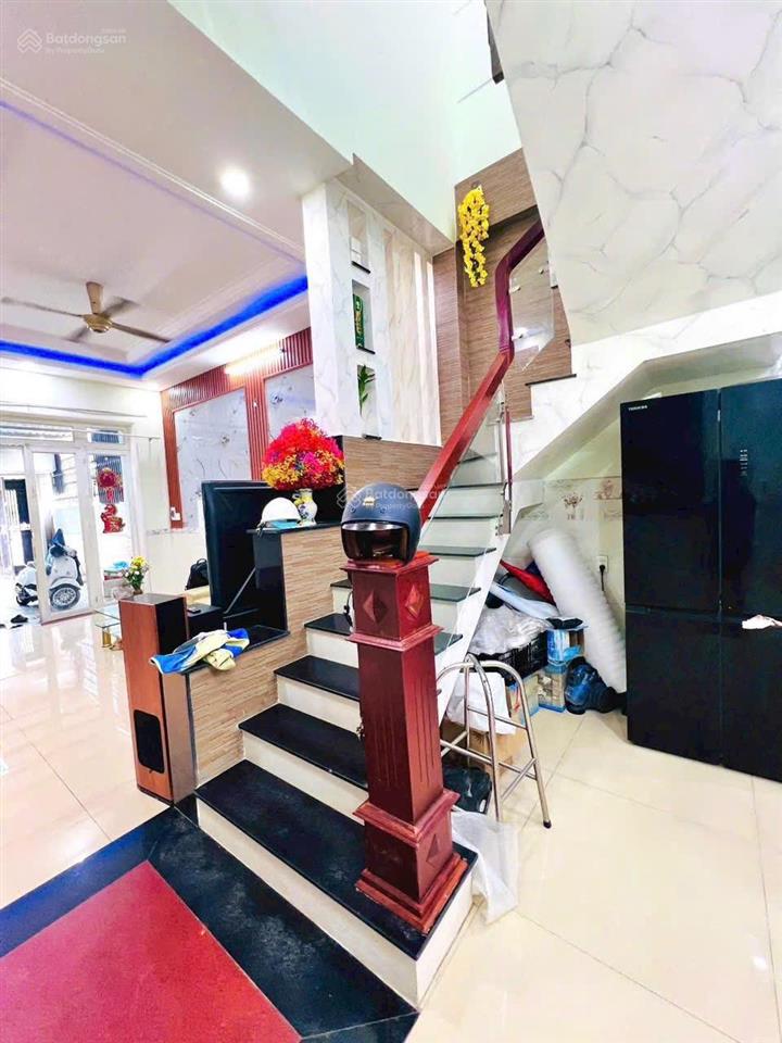 Nhà 2 tầng sát chợ đông hoà, gần tttm bigc go! dt 101m2 (4x 25m). gồm 3pn 3wc. sân xe hơi.
