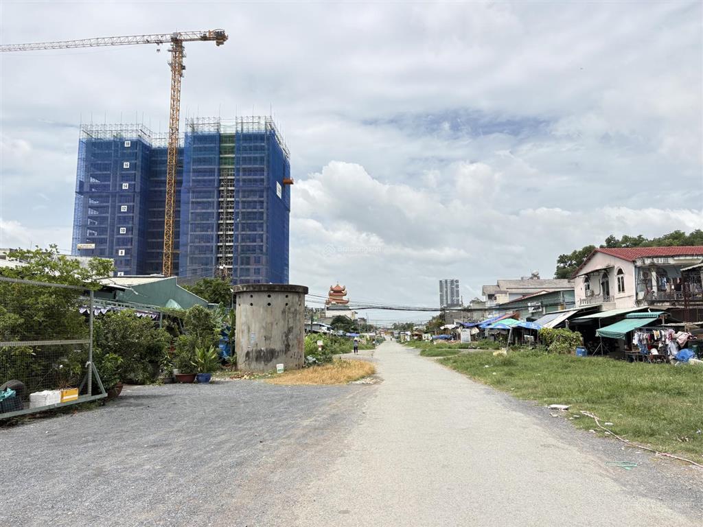Tài sản đẹp gần làng dhqg tp. hcm. diện tích 233m2 (6.2x36m). nở hậu, thổ cư 100%. giá 9.89 tỷ tl