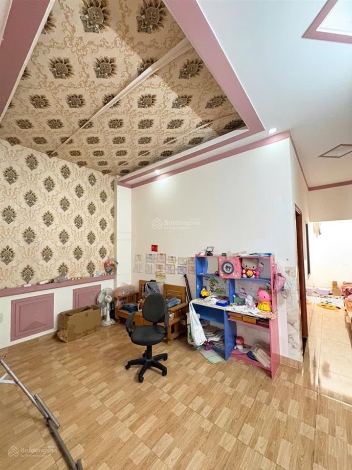 Nhà 2 tầng đường thống nhất, đối diện bcons city. dt 100m2 (5x20m). có 3 pn, sân ô tô. giá 6,3 tỷ
