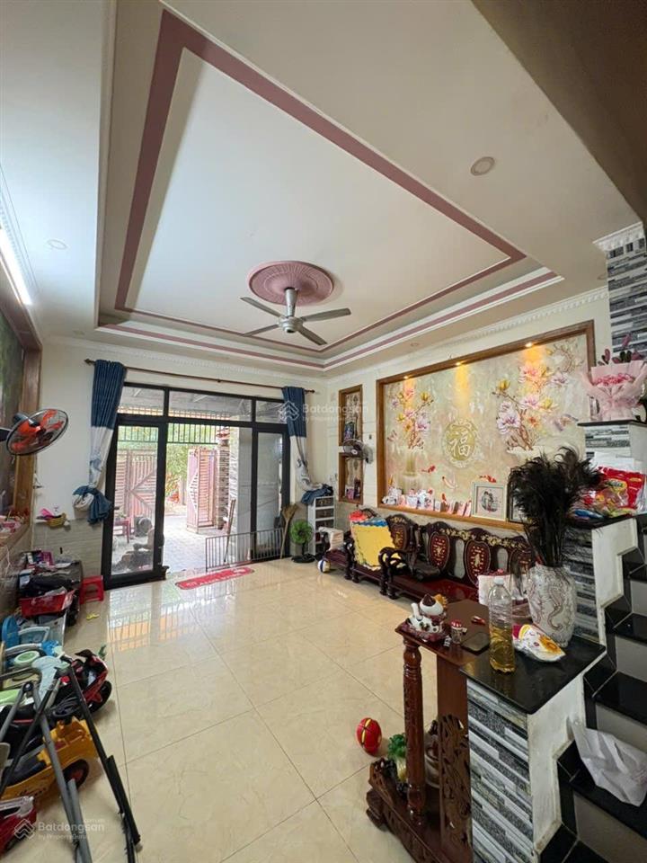 Nhà 2 tầng đường thống nhất, đối diện bcons city. dt 100m2 (5x20m). có 3 pn, sân ô tô. giá 6,3 tỷ