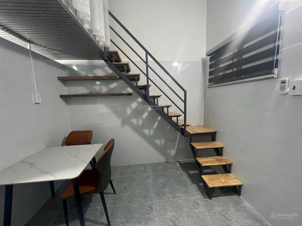 Căn hộ dịch vụ gồm 16 phòng + 2 kiốt. dt 280m2 (10x28m). thu nhập 40tr/th. giá 10,5 tỷ tl
