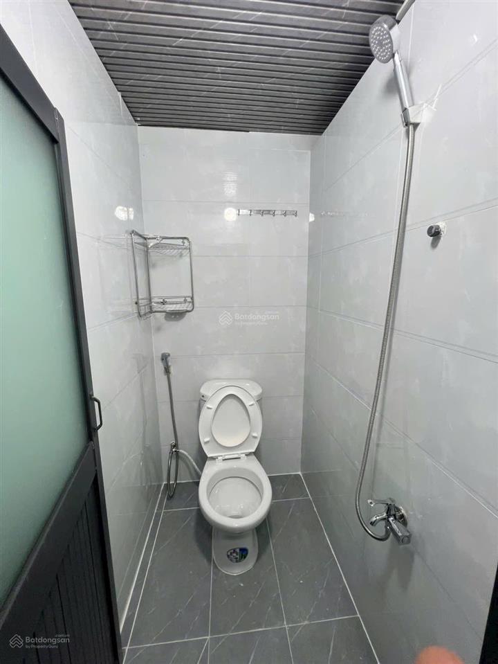 Căn hộ dịch vụ gồm 16 phòng + 2 kiốt. dt 280m2 (10x28m). thu nhập 40tr/th. giá 10,5 tỷ tl