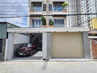 Nhà mới 3 tầng p. đông hoà. sổ hoàn công. dt 137.5m2. gồm 4pn 5wc. sân xe hơi. đường 6m thông.