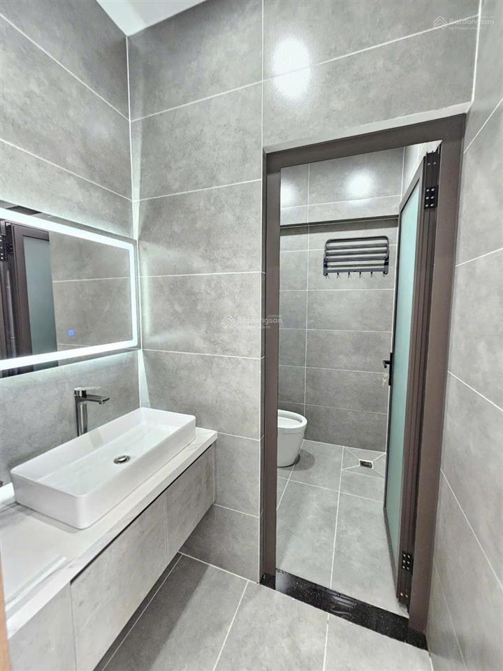 Nhà mới 3 tầng p. đông hoà. sổ hoàn công. dt 137.5m2. gồm 4pn 5wc. sân xe hơi. đường 6m thông.
