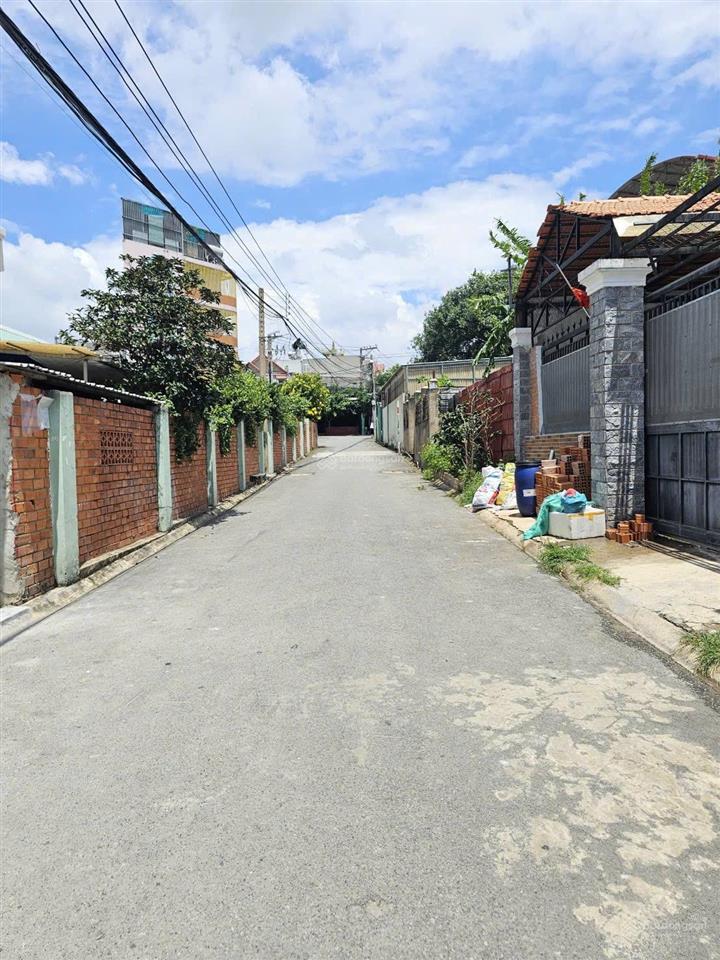 Nhà mới 3 tầng p. đông hoà. sổ hoàn công. dt 137.5m2. gồm 4pn 5wc. sân xe hơi. đường 6m thông.