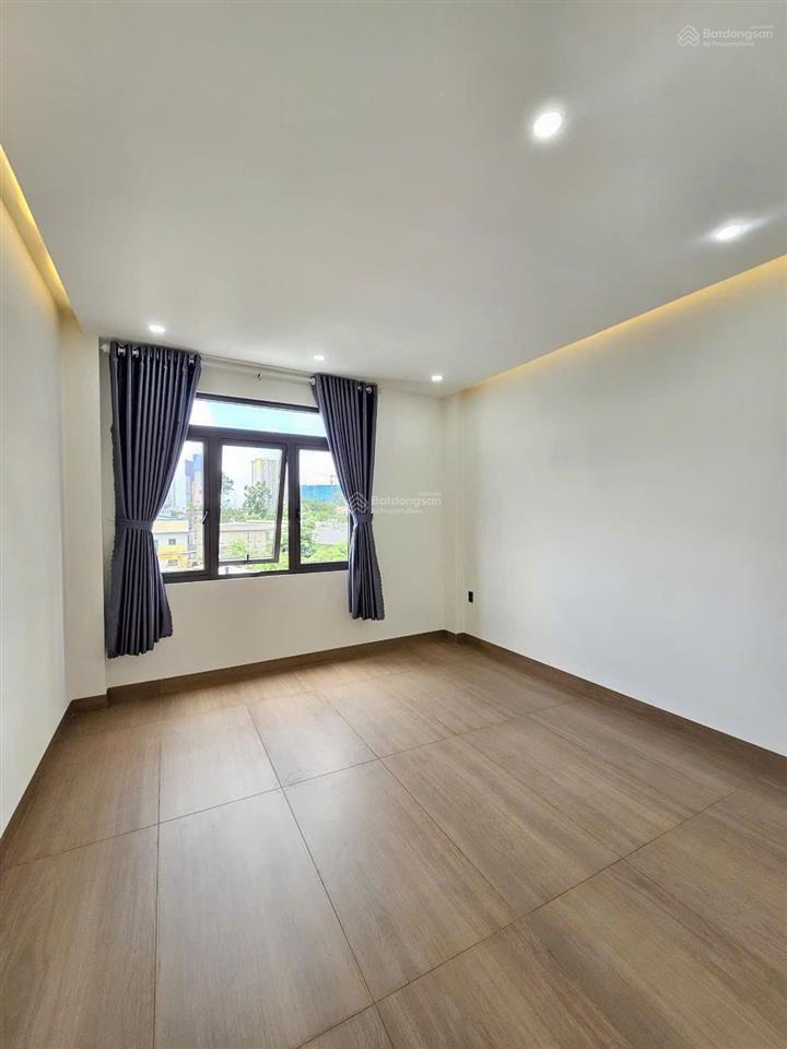 Nhà mới 3 tầng p. đông hoà. sổ hoàn công. dt 137.5m2. gồm 4pn 5wc. sân xe hơi. đường 6m thông.