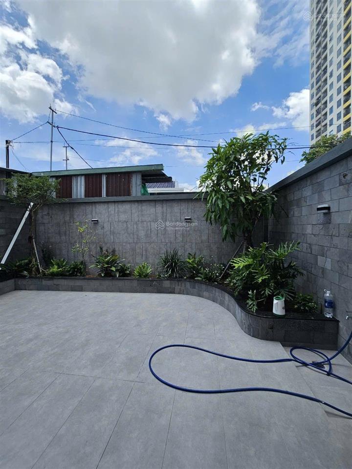 Nhà mới 3 tầng p. đông hoà. sổ hoàn công. dt 137.5m2. gồm 4pn 5wc. sân xe hơi. đường 6m thông.
