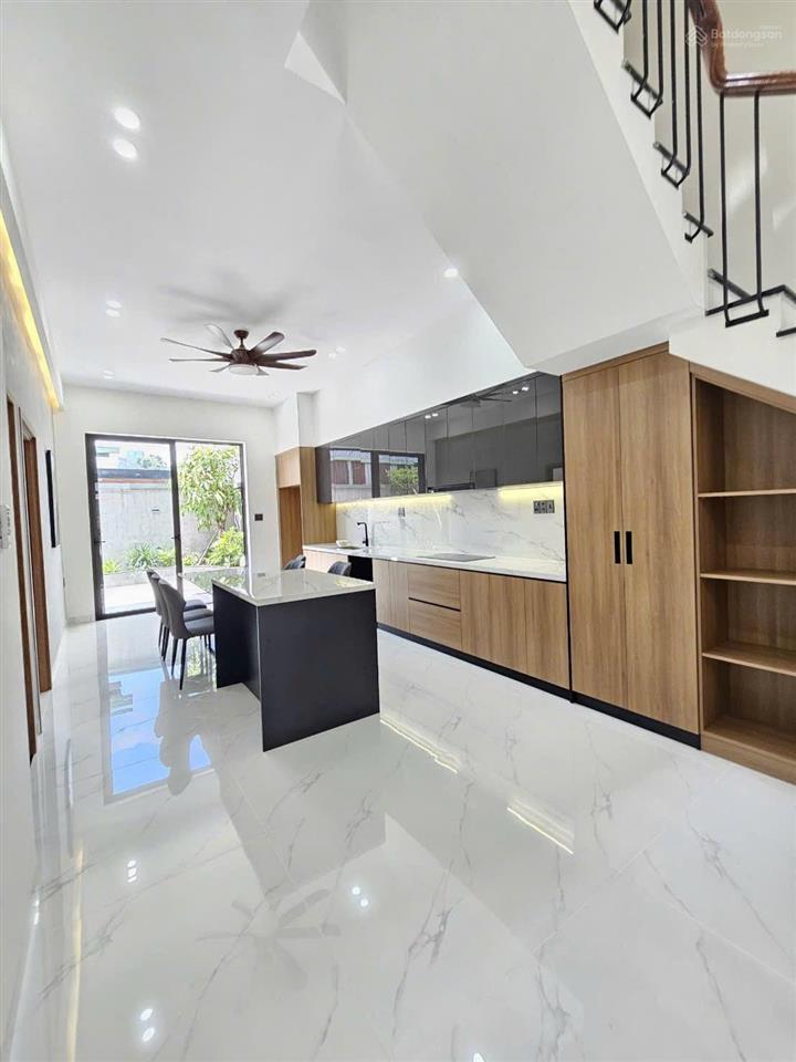 Nhà mới 3 tầng p. đông hoà. sổ hoàn công. dt 137.5m2. gồm 4pn 5wc. sân xe hơi. đường 6m thông.