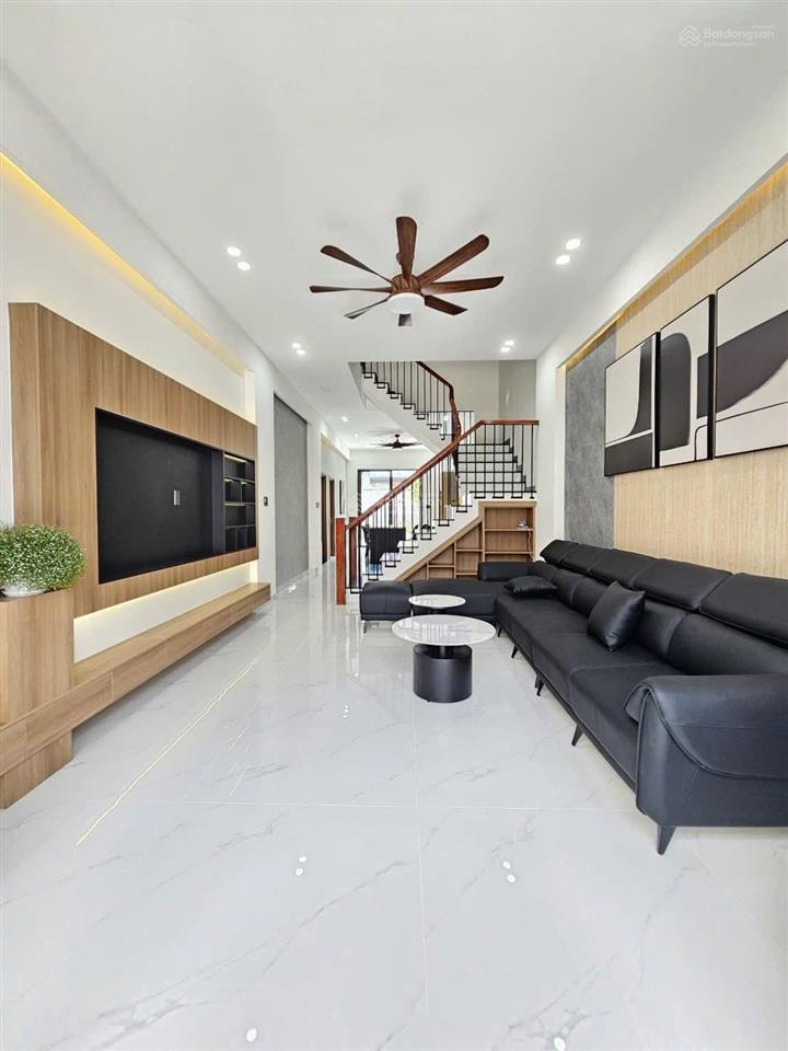 Nhà mới 3 tầng p. đông hoà. sổ hoàn công. dt 137.5m2. gồm 4pn 5wc. sân xe hơi. đường 6m thông.