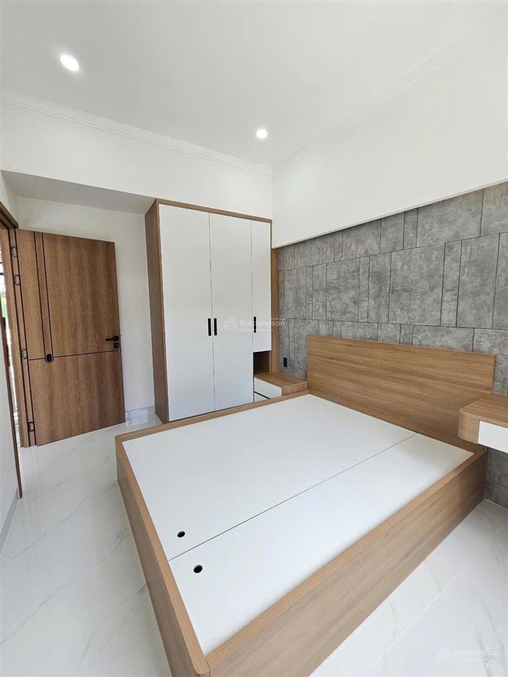Nhà mới 3 tầng p. đông hoà. sổ hoàn công. dt 137.5m2. gồm 4pn 5wc. sân xe hơi. đường 6m thông.