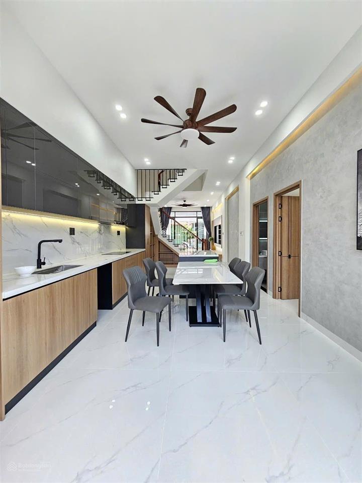 Nhà mới 3 tầng p. đông hoà. sổ hoàn công. dt 137.5m2. gồm 4pn 5wc. sân xe hơi. đường 6m thông.
