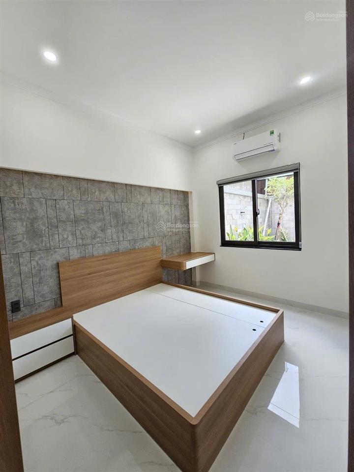 Nhà mới 3 tầng p. đông hoà. sổ hoàn công. dt 137.5m2. gồm 4pn 5wc. sân xe hơi. đường 6m thông.