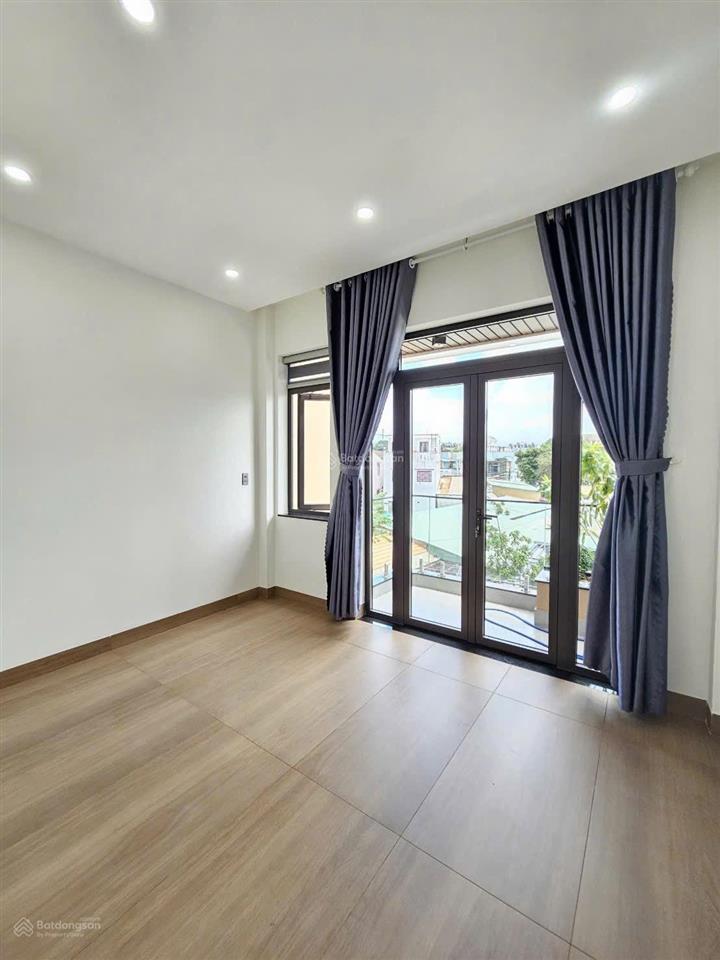 Nhà mới 3 tầng p. đông hoà. sổ hoàn công. dt 137.5m2. gồm 4pn 5wc. sân xe hơi. đường 6m thông.