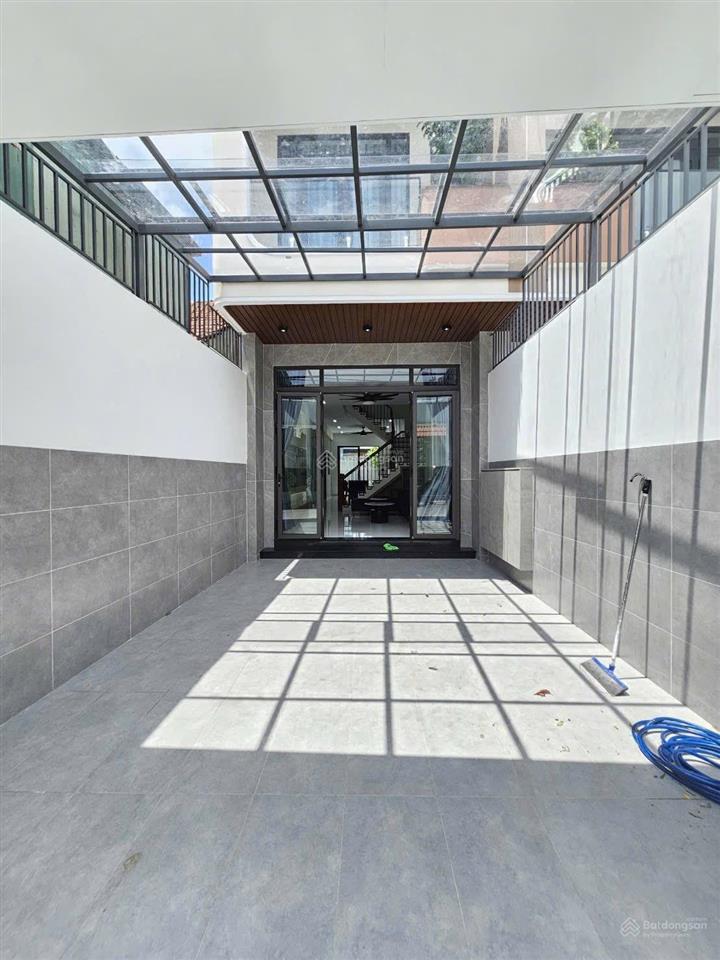 Nhà mới 3 tầng p. đông hoà. sổ hoàn công. dt 137.5m2. gồm 4pn 5wc. sân xe hơi. đường 6m thông.